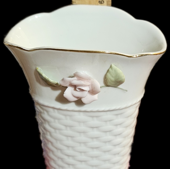 Vintage Set of 3 bud vases with raised flower in different sizes and patterns. - Picture 16 of 16